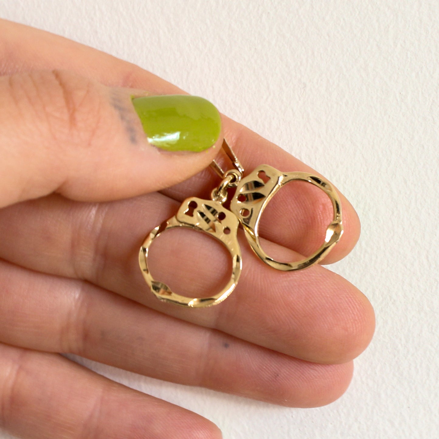 handcuffs VTG 14kt gold charm