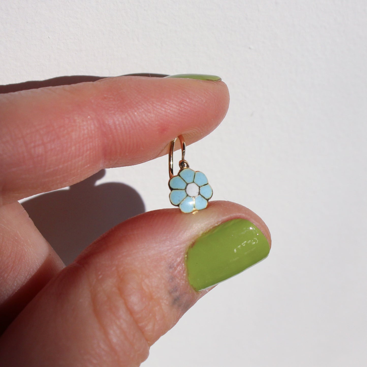 flower enamel VTG 14kt gold earring