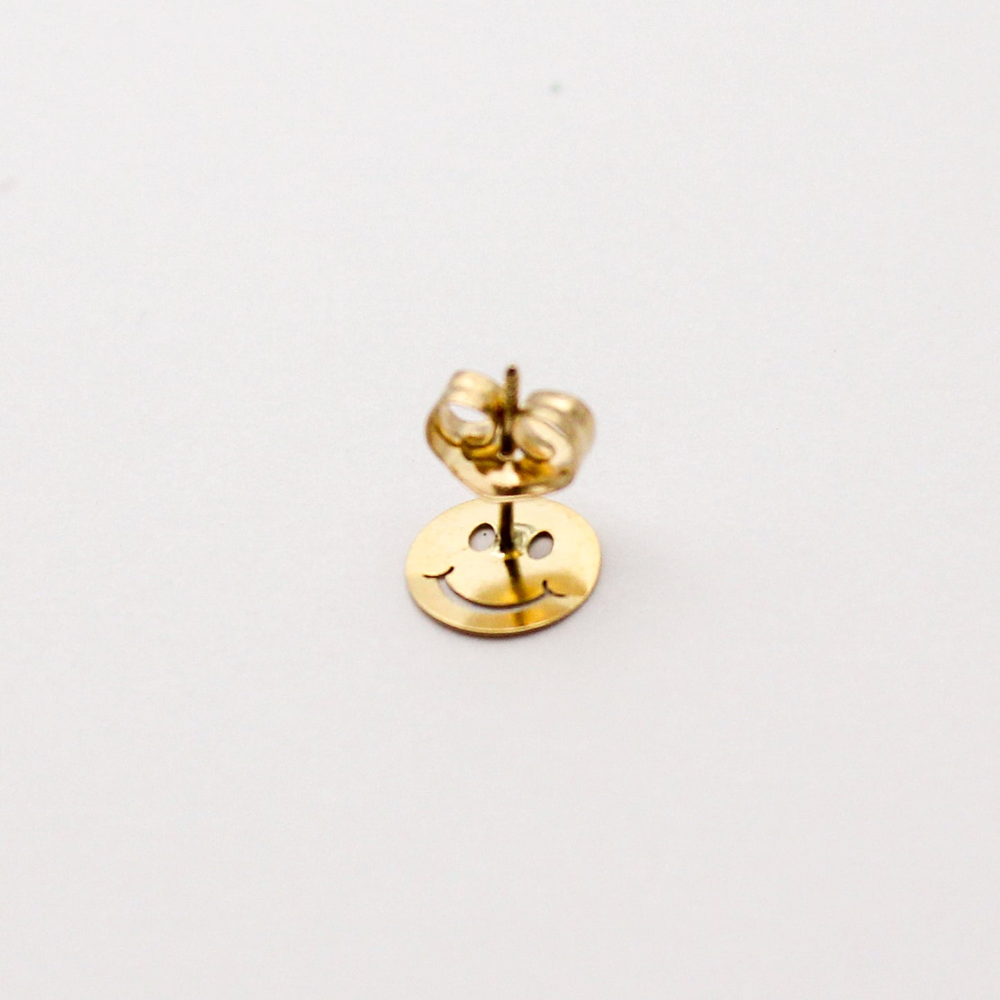 Smiley 10kt gold stud earring